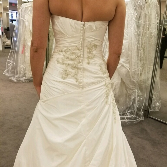Wedding dress - Picture 2 of 4